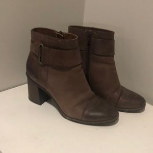 Korks brown leather ankle booties